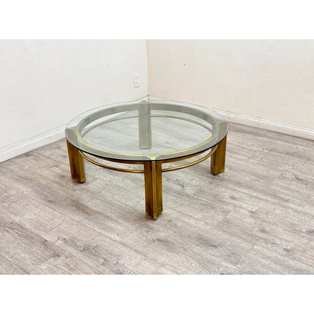 Beautiful brass coffee table with glass top in good vintage condition, maybe manufactured by Mastercraft.