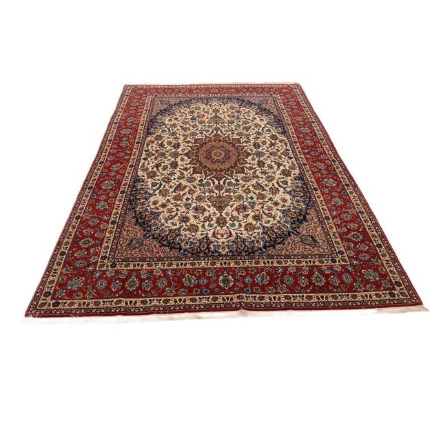 Hand-knotted Isfahan Oriental Rug | Knot density: 1800 knots (approx. 925,000 knots/m²) | Material: Silk | Size: 292 x 197...