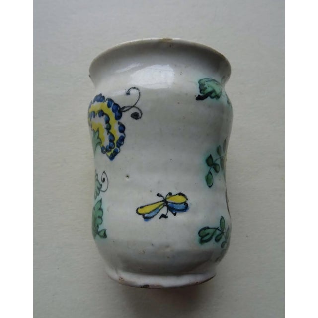 Art Deco Antique Italian Majolica Albarello – Polychrome Floral Vase With Butterfly Motif, 17th–18th Century. For Sale - Image 3 of 8