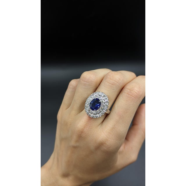 3.20 Carat Blue Sapphire Diamond Cluster Ring in 18k Gold, Size 7.5 For Sale - Image 4 of 9