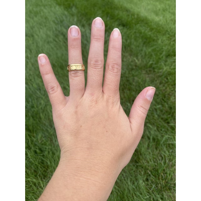 1990s Tiffany & Co 1995 Band Ring, 18k Yellow Gold, Ring Size 6, Atlas Collection For Sale In Greensboro - Image 6 of 6