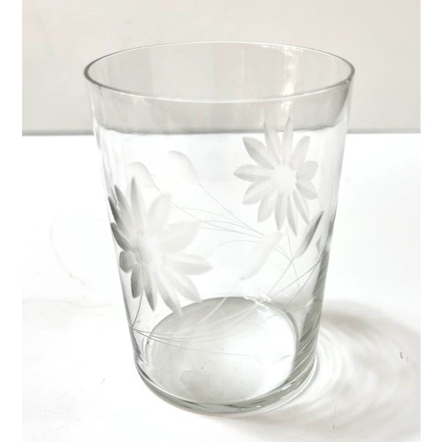 1940s Vintage Floral Etched Juice Glasses – Mid Century Etched Glass Tumblers, Set of 7 For Sale - Image 5 of 12