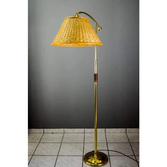 Adjustable Kalmar floor lamp with swiveling shade, from Vienna around the 1950s. Brass polished and stove enameled....