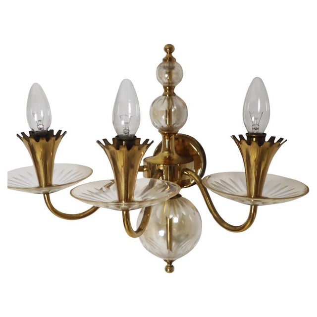 Hollywood Regency Crystal and Brass Wall Sconce with Glass by Lightolier, 1950s For Sale - Image 3 of 18