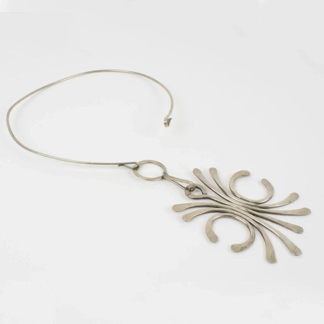 Mid Century Space Age Stainless Steel Modernist Wire Collar Pendant Necklace For Sale In Atlanta - Image 6 of 9