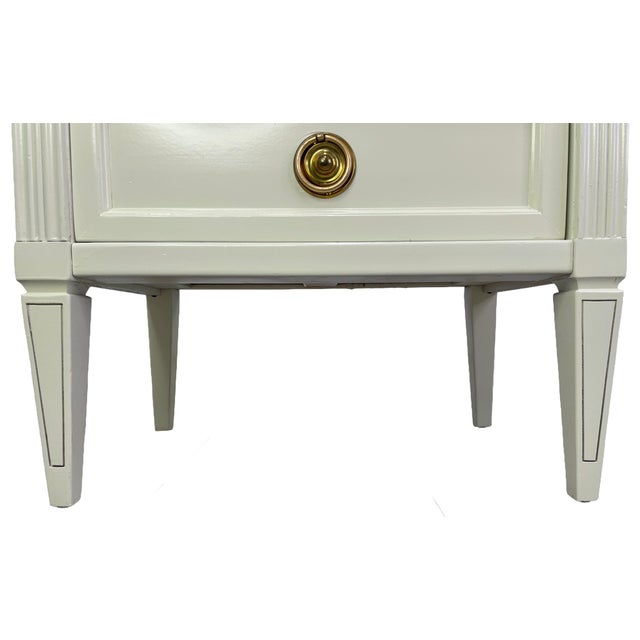 Off-white Pair of American of Martinsville Transitional Nightstands in Off-White Lacquer With Brass Hardware, C. 1970s For Sale - Image 8 of 12