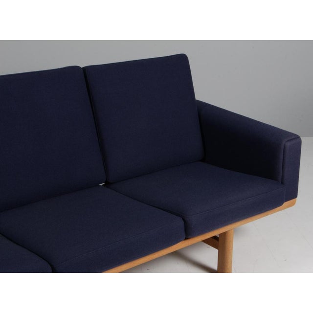 4-Seater Sofa Model 235/4 attributed to Hans J. Wegner for Getama For Sale - Image 3 of 6