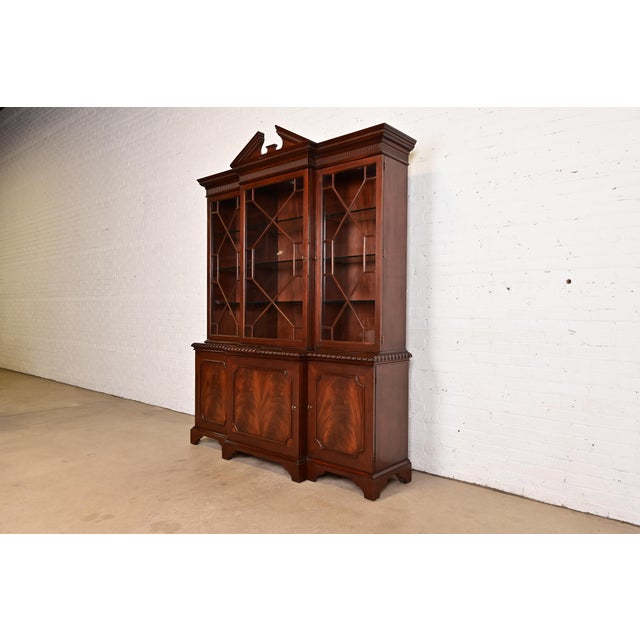 English Baker Furniture Historic Charleston Georgian Flame Mahogany Lighted Breakfront Bookcase Cabinet For Sale - Image 3 of 16