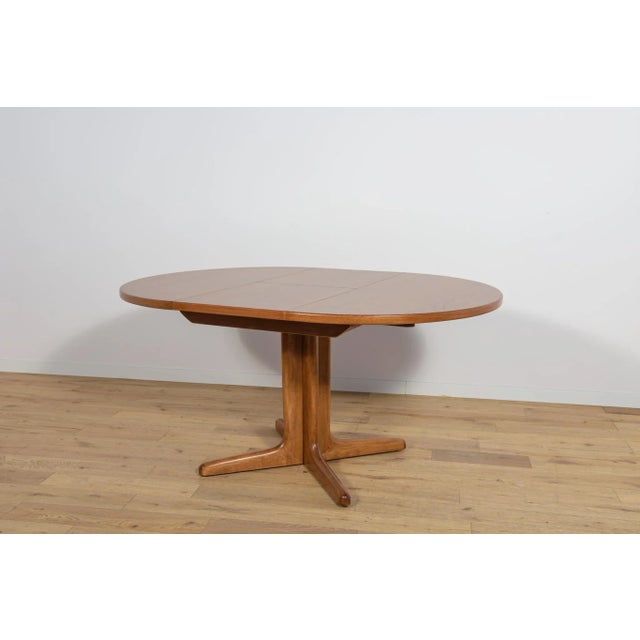 Wood Mid-Century Round Walnut Extendable Dining Table, United Kingdom, 1950s For Sale - Image 7 of 17