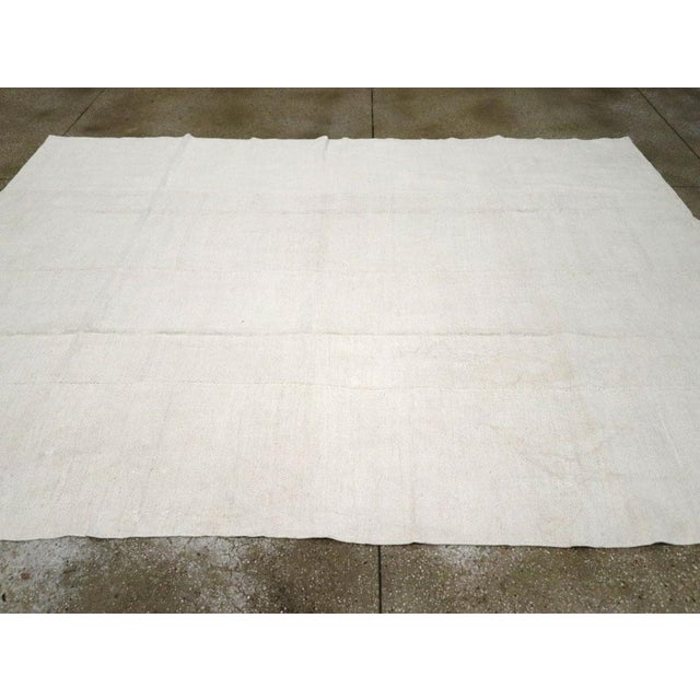 Textile Galerie Shabab Collection Mid-20th Century Handmade Turkish Hemp Flatweave Kilim Room Size Carpet in White For Sale - Image 7 of 10