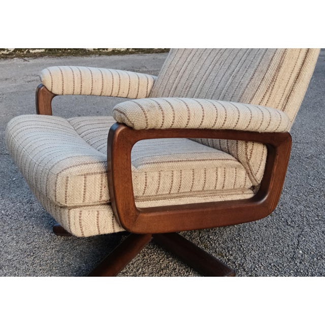 Set of Mid-Century Swivel Armchair and Ottoman in Tweed and Wood, 1970 For Sale - Image 4 of 13