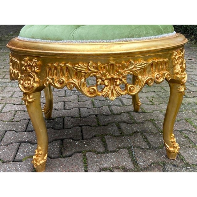 Baroque 1980s Italian Baroque Rococo Gilt Ottoman Bench – Hand-Carved Beechwood & Tufted Green Velvet For Sale - Image 3 of 12