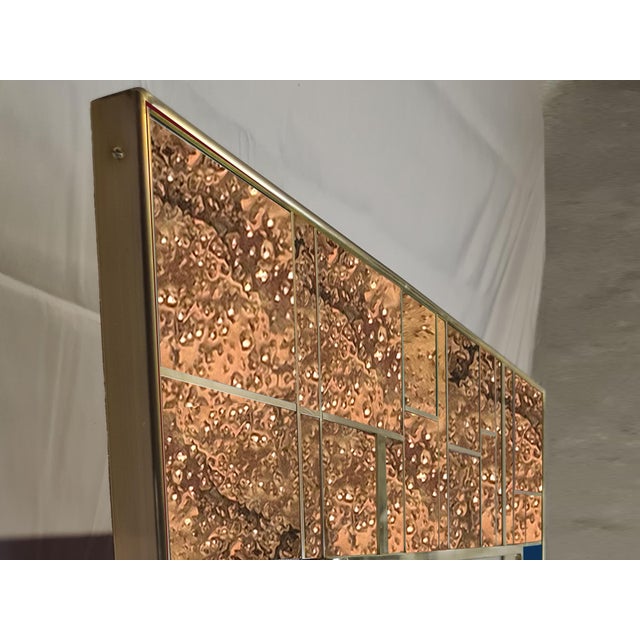 This refined wall mirror in dotted brass and blue Murano glass showcases the elegance of Italian design. Made of solid...