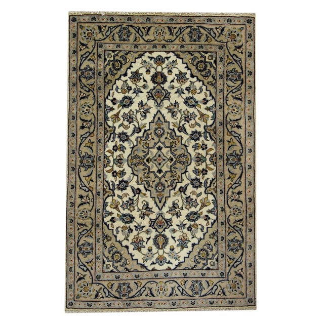 Middle Eastern Rug in Wool For Sale - Image 6 of 6