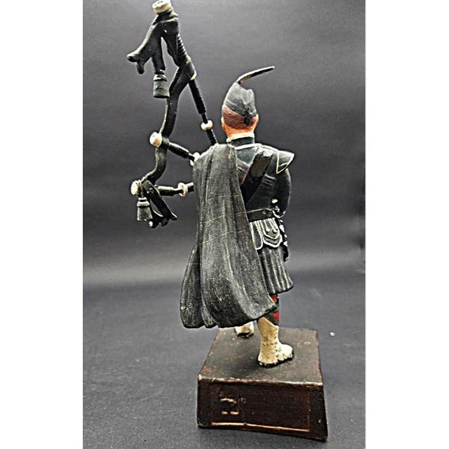 Campaign Vintage 1950s Sentry Box Reed England British Officer Pipes of Cameron Highlanders Figure For Sale - Image 3 of 8