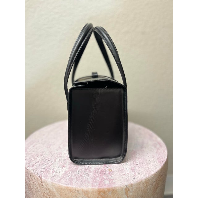 An elegant embodiment of timeless French luxury, this Cartier Panthère Handbag reflects the refined sophistication and...