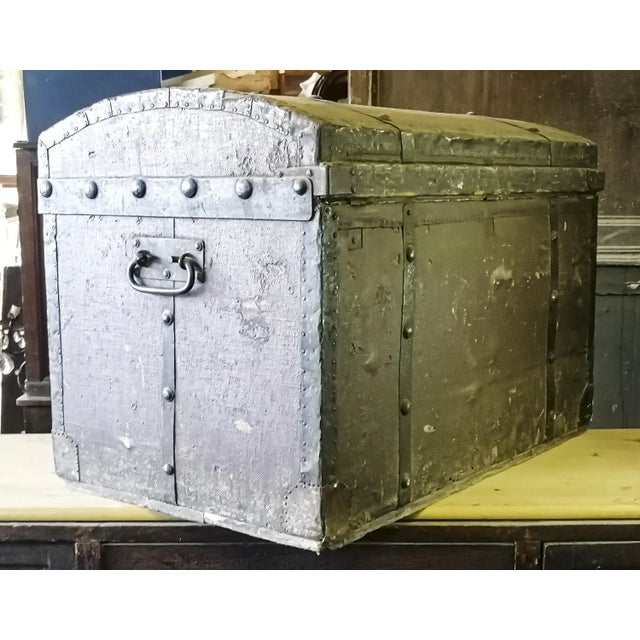 Travel trunk with back of a donkey's back in wood and metal covered in cloth with obvious signs of time italy early 900...