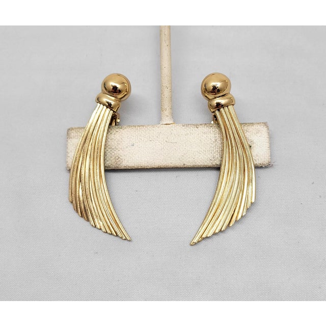 Gold Vintage 1950s Signed Napier Modernist Goldtone Clip Earrings - 2 Pieces For Sale - Image 8 of 9