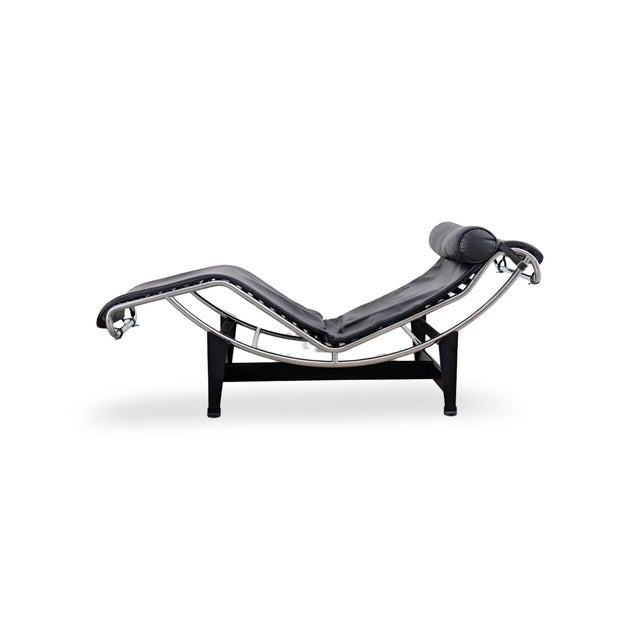 Timeless mid-century chaise longue from the italian premium manufacturer cassina, dating from the 1990s, for sale....