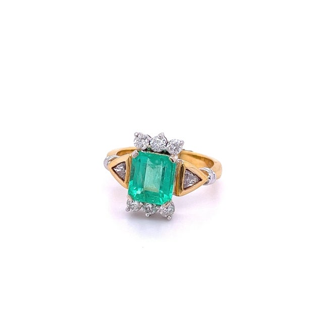 Vintage 2.77 carat Colombian Emerald and Trillion Cut Diamonds in 18k Gold Ring, Size 7.5 For Sale - Image 4 of 7