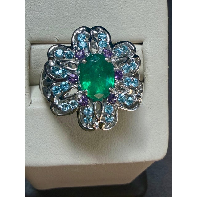 1.5 Carat Natural Oval Cut Emerald Ring With Blue Topaz & Amethyst 14 Karat Gold For Sale In New York - Image 6 of 8