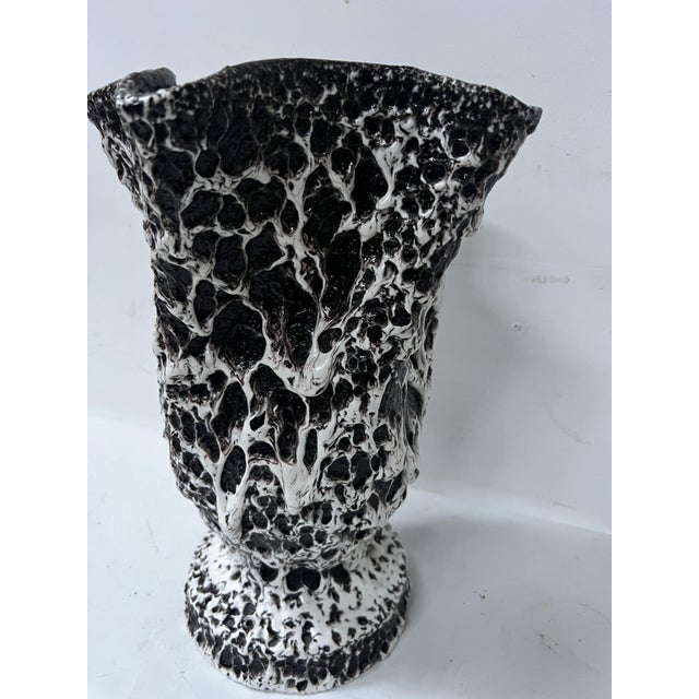 Marius Giuge (1909-1980) Vallauris - Footed vase with lava decoration, 20th century Signed under the base (see photo) Good...