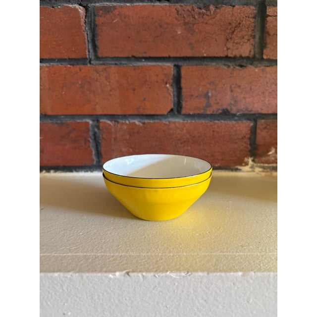 Mid-Century Modern Vintage Yellow Enamel Bowls Set of 2 – Mid Century Kitchenware For Sale - Image 3 of 12