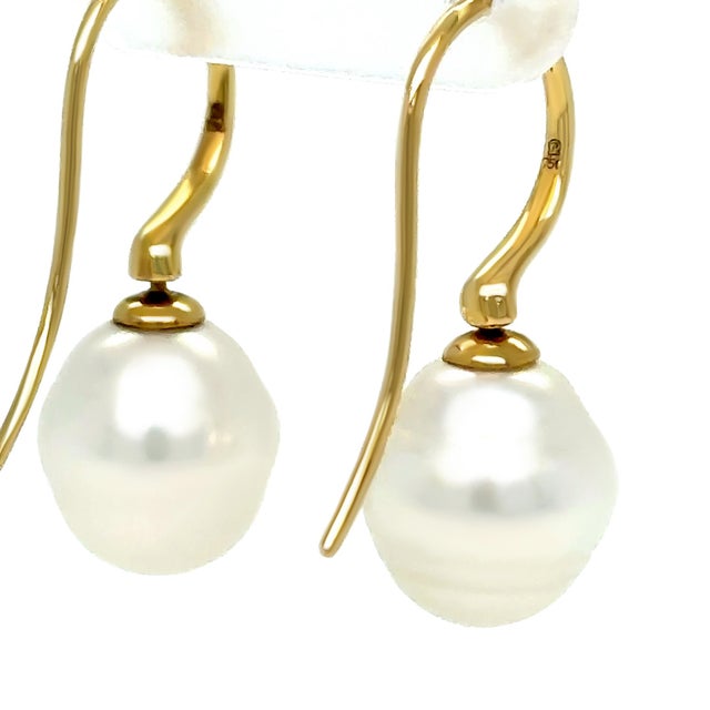 A timeless pair of Paspaley Shepherd Hook earrings crafted in 18ct yellow gold, showcasing the Maison’s signature Keel...