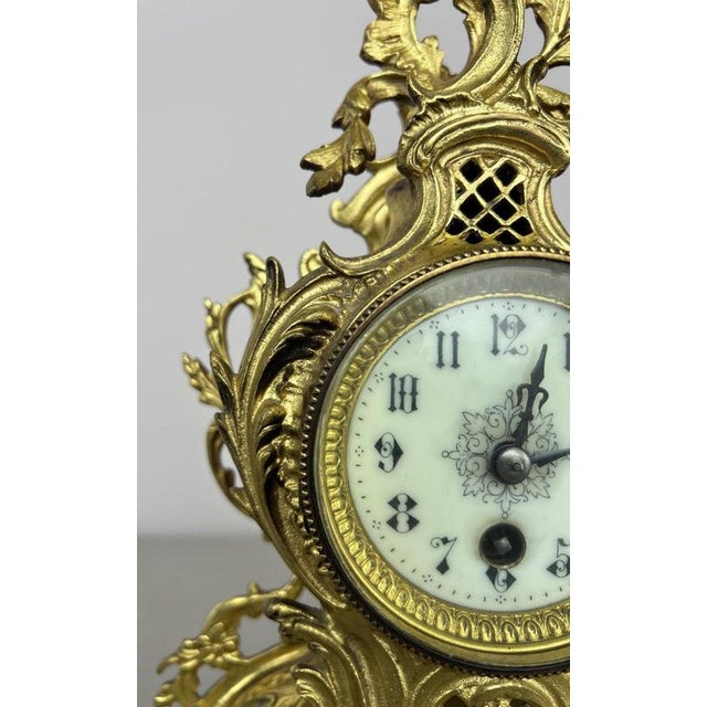 Gold French Ornate Brass Mantel Clock with Key For Sale - Image 8 of 16