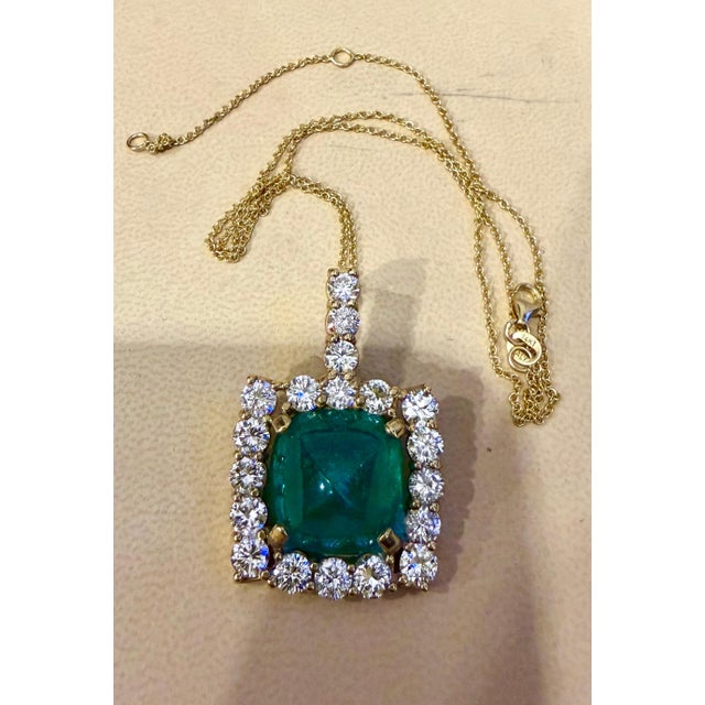 17.5 Ct Sugar Loaf Cabochon Colombian Emerald & 5.7 Ct Diamond Necklace 14KYG For Sale - Image 4 of 18