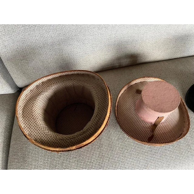 Brown Leather Hat Box, in Good conditions. Designed 1890 to 1919