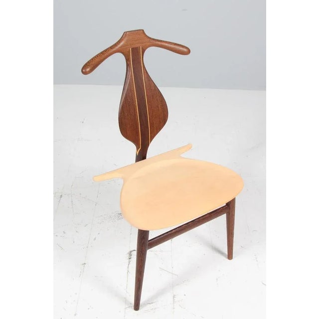 Wegner's iconic valet chair takes his abilities in design, scaling, proportion and craftsmanship to their limits. Expert...