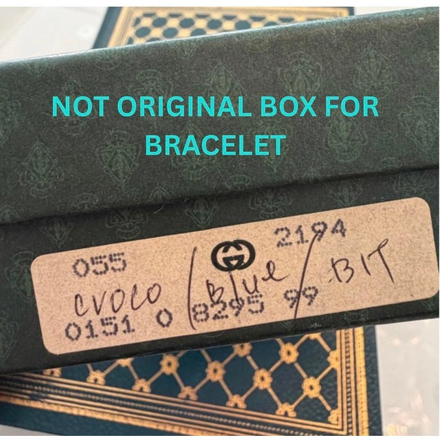 1990’s Gucci Red Crocodile Style Leather Bracelet With Gold Tone Engraved Logo Narrow Horse Bit For Sale - Image 11 of 11