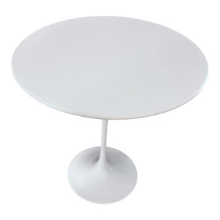 Vintage Knoll Saarinen 20” Round White Tulip Side Table by Eero Saarinen For Sale