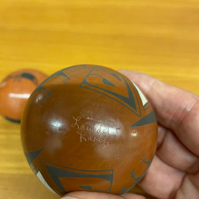 Set of 3 Signed Mata Ortiz Miniature Seed Jars - Julio Mora, Lourdes López, and Rosi Rodríguez For Sale - Image 13 of 15