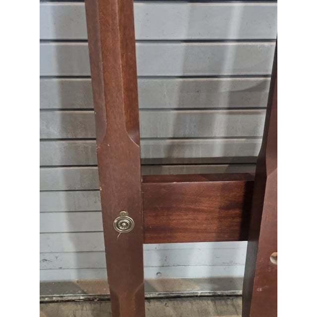 Wood Craftique Mahogany Queen Size Pencil Post Carved Bed Made in North Carolina For Sale - Image 7 of 9