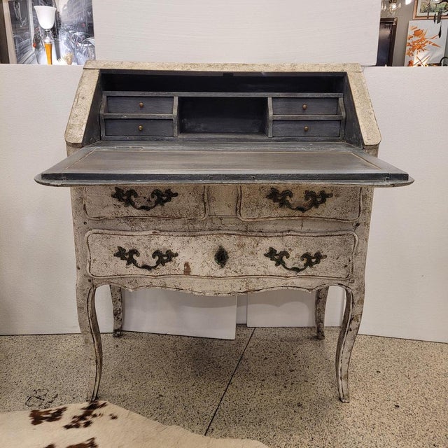 Ivory Provencal Louis XV Style Chest of Drawers, France, 19th Century For Sale - Image 8 of 18