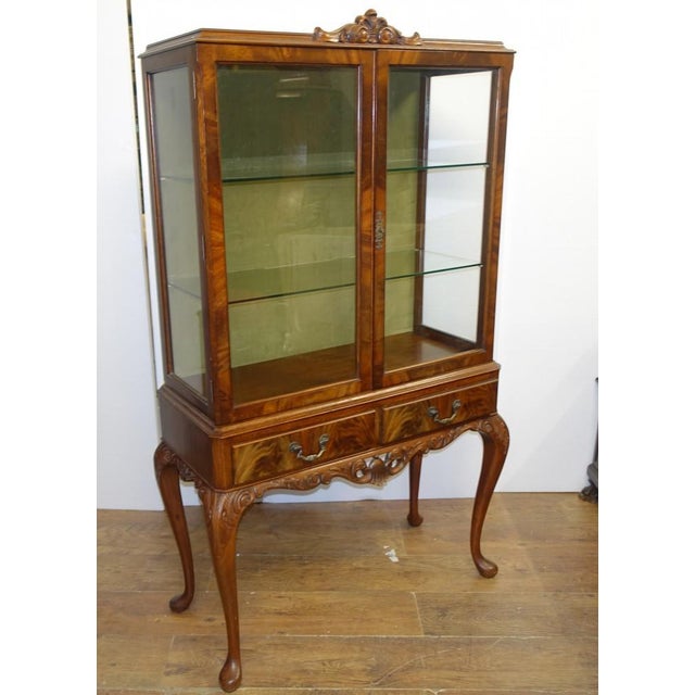 Elegant mahogany display cabinet after Epstein Great piece to display decorative pieces such as porcelain and silver plate...
