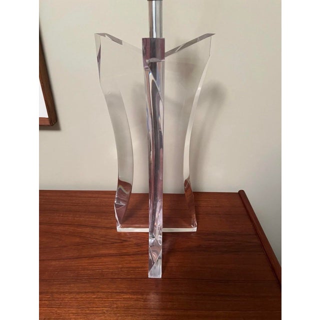 Hollywood Regency 1970s Herb Ritts Astrolite Hollywood Regency Clear Lucite Tripod Tri-Fin Table Lamp For Sale - Image 3 of 10