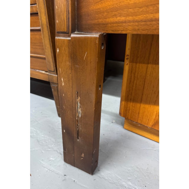 Wood Mid-Century Modern Walnut Headboard by Hoke Wood Products For Sale - Image 7 of 10