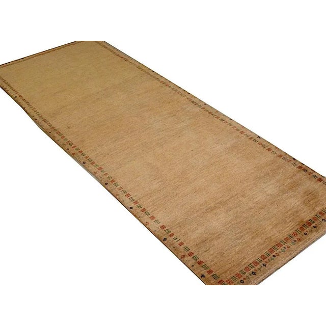 This Gabheg Loribaft rug is made of wool on wool and is in a new and unused state. Very fine and dense link with approx....