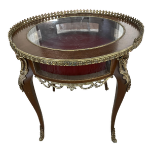 Antique French Louis XV–Style Round Vitrine Table With Glass Top and Ormolu Mounts – 26"