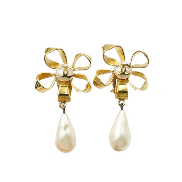 Vintage Chanel Gold Plated CC Ribbon Flower Pearl Dangle