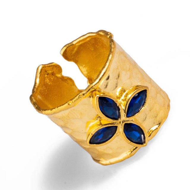Early 21st Century Floral Sapphire Stone Gold Band Design Statement Ring, Size 4 For Sale - Image 5 of 7