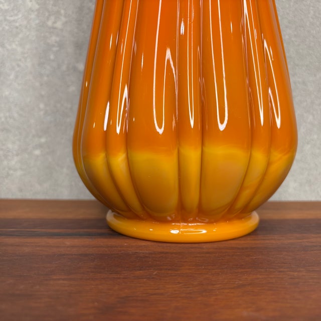 1970s Vintage Dark Orange Le Smith Ribbed Bittersweet Mid Century Modern Swung Vase For Sale - Image 5 of 8