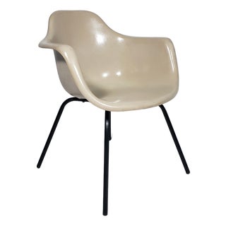 Mid-Century Modern Vintage Original Krueger Metal Fiberglass Bucket Chair For Sale