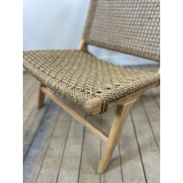 Lounge chair in solid teak and woven seagrass – Indoor/Outdoor. 2000s. A natural and timeless design originating from the...