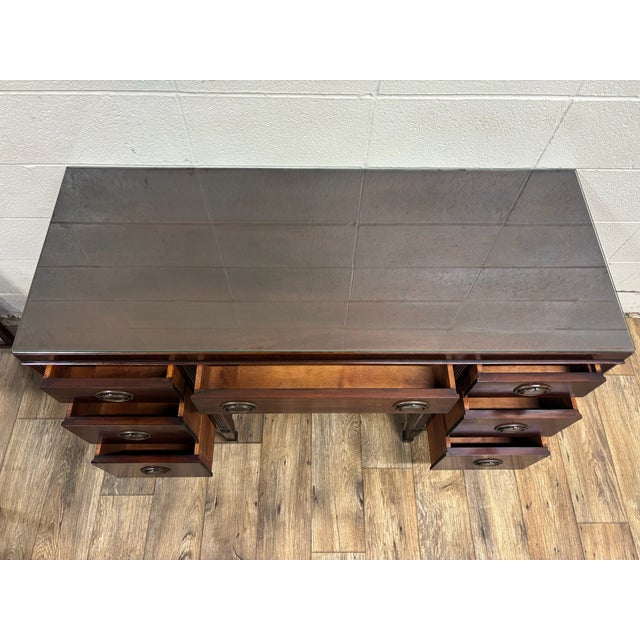 Hepplewhite Vintage Kindel Federal Hepplewhite Style Oxford Mahogany Vanity W Mirror & Stool For Sale - Image 3 of 12