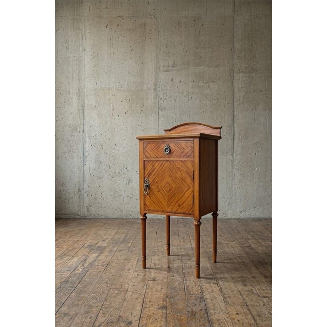 Antique English Nightstand in Satinwood, 1900 For Sale - Image 3 of 13