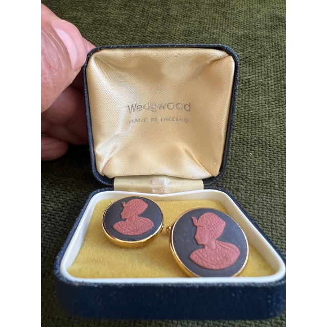 Rare Vintage Royal British Cleopatra "Wedgwood" Gold Plate Cufflinks Circa 1960 For Sale - Image 17 of 18